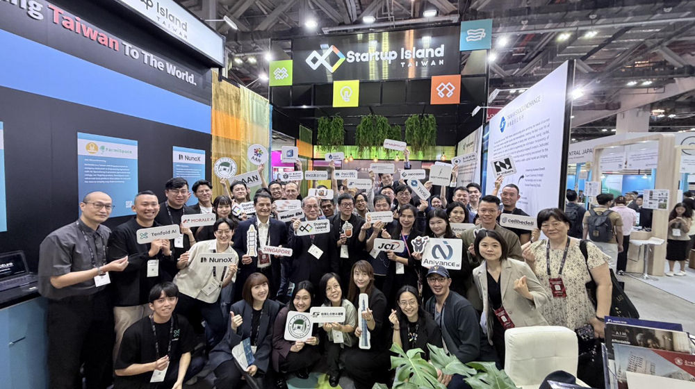駐新加坡代表處吳文齡公使與證交所、國發會 SIT 及臺灣新創團隊在 SWITCH 展會合影