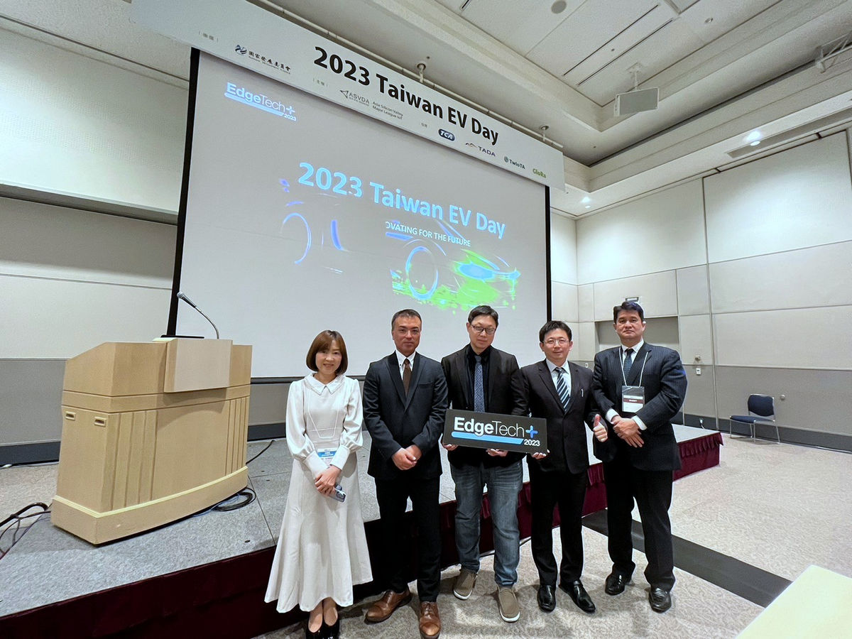 Taiwan EV Day研討會吸引滿場日本業者聆聽,左起台北市電腦公會楊櫻姿總監、友達光電宮山隆部長、耐能智慧劉峻誠創辦人、和碩聯合科技林根源博士、日本櫻美林大學山田周平教授。