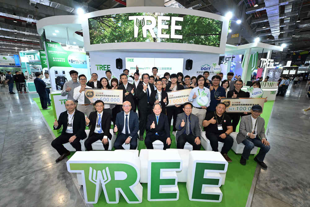 TREE新創主題館開幕儀式並進行TREE Award研究機構創業潛力獎,與會貴賓與得獎團隊合影