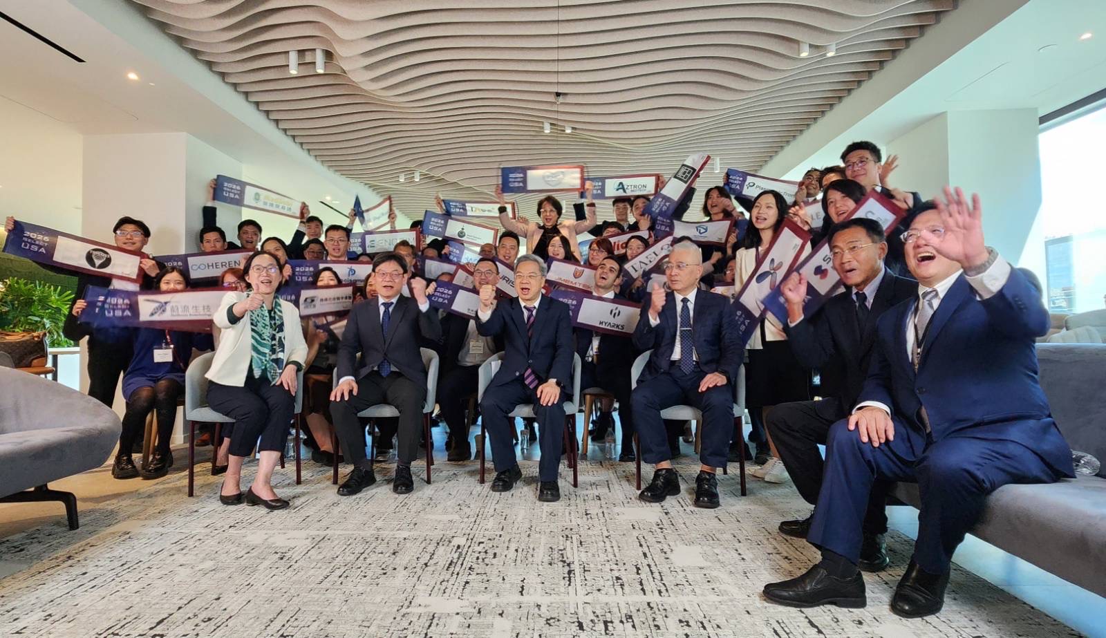 國發會主委葉俊顯、經濟部部長龔明鑫及數發部次長侯宜秀與參與SelectUSA的臺灣新創團隊合影