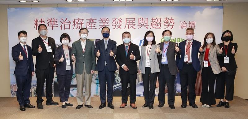 (左起)資誠聯合會計師事務所合夥會計師鄧聖偉、育世博生物科技股份有限公司創辦人暨執行長蕭世嘉..等人出席