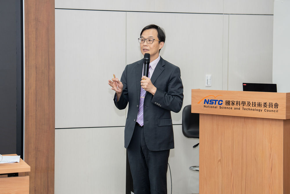 衛福部食藥署姜至剛署長簡報生技醫藥結合健康照護政策與「Healthy Taiwan for All」願景